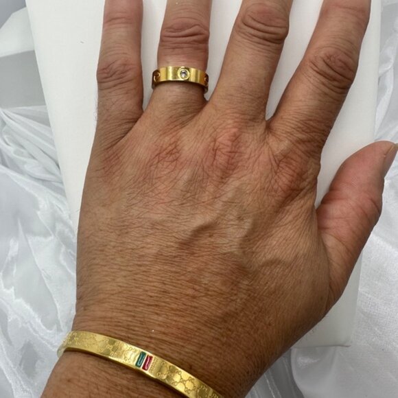 18K Gold Band Ring - Picture 3 of 5